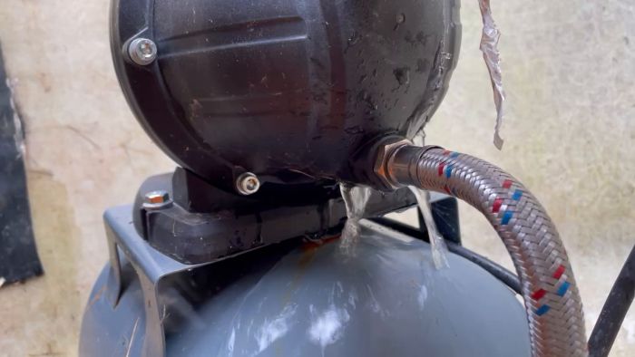 Videon visar en närbild av ett område runt en slang och ventil. Titta noga för att se eventuella problem eller installationstips. Perfekt för dem som behöver hjälp med VVS-frågor i hemmet.