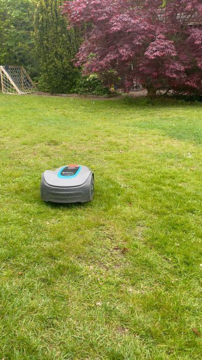 Robotgräsklipparen Gardena ger ifrån sig ett konstant högt surrande ljud. Även efter isärplockning och rengöring kvarstår problemet. Letar efter tips och lösningar för att åtgärda detta missljud.