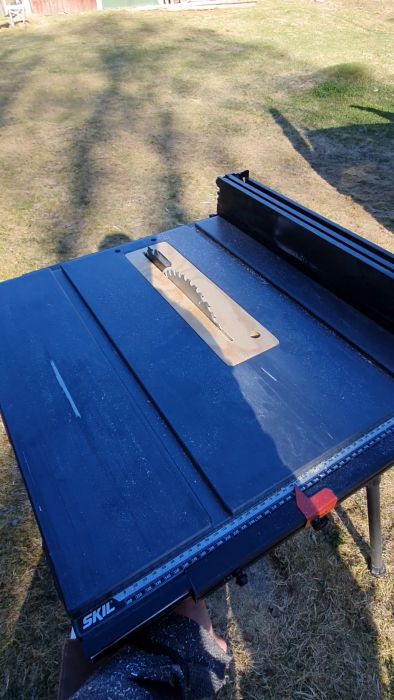 Sågen har fungerat felfritt i ett och ett halvt år, men nu låter den ovanligt och kommer inte upp i varv. Har installerat en mjukstart för ett år sedan. Kan det vara orsaken? Startknapp och kol har kontrollerats utan att hitta några problem.