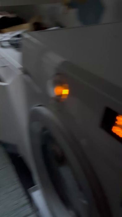 Utforska en situation med en tvättmaskin med lysande indikatorer. Diskutera möjliga orsaker till problemet och dela tips för felsökning och lösningar. Perfekt för renoverare och DIY-entusiaster som vill optimera sina hushållsapparater.