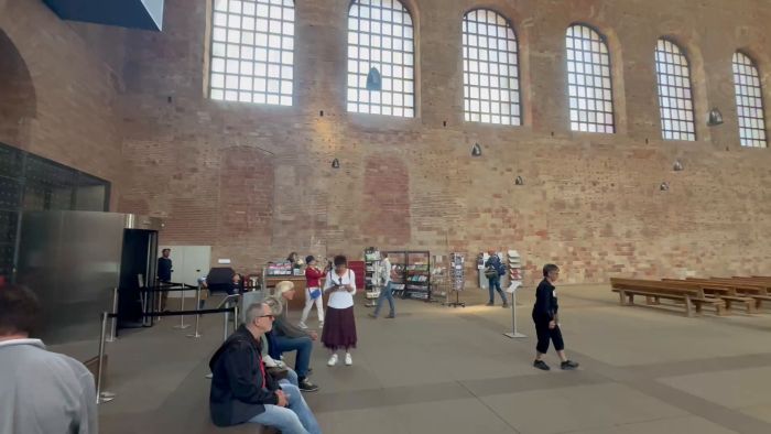 Utforska Trier, den äldsta staden i Tyskland, fylld med världsarv. Filmen visar en torsdagskväll i staden och skildrar hur vinstånden på torget lockar många besökare. Upplev atmosfären kring Vinmojen där folk njuter av sommarkvällen.