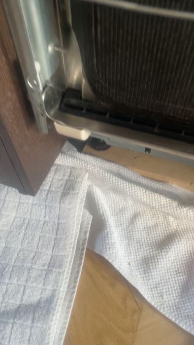 Diskmaskinen läcker trots inga synliga fel som trasiga spolararmar eller krokiga gångjärn. Endast 3 år gammal och söker lösning innan inköp av ny. Är detta normalt?