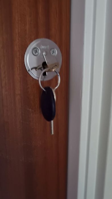 Videon visar en situation där nyckeln fastnar i låset när den är i lodrät position. Detta gör att låset påbörjar låsningsprocessen felaktigt. Se hur nyckeln sitter fast i 'fel' lodrätt läge och skapa diskussion om möjliga lösningar.