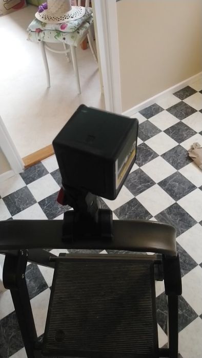 Upptäck renoveringsarbetet i hörnet till vänster om fönstret. Videon visar detaljer kring golvets utformning och material som använts för att skydda ytor under arbetet.