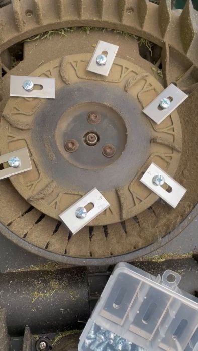 Se hur jag bytte knivarna på min gräsklippare med delar köpta från Temu förra sommaren. En enkel guide för att hålla din klippare i toppskick och säkerställa en jämn klippning varje gång.