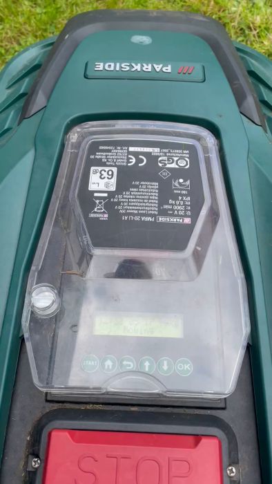 Kolla när jag byter knivarna på min robotgräsklippare. Allt material köpt på Temu förra sommaren. En smidig uppgradering för bättre klippning!