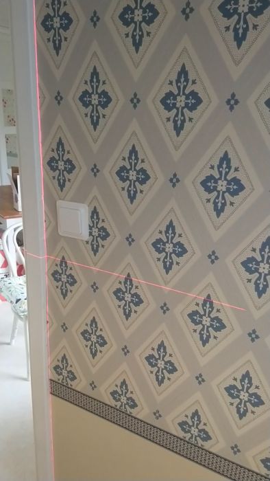Upptäck hur du kan använda en laser för att justera en dörrpost och säkerställa att den är rak. Detta tips är särskilt användbart vid renovering för att garantera att dörrar stängs korrekt och fungerar smidigt.