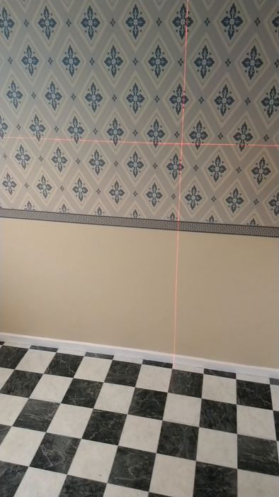 Upptäck det eleganta tapetmönstret på höger vägg, ett perfekt val för att ge rummet stil och charm. Videon visar detaljerna i designen och hur mönstret kan användas för att förnya ditt hem.