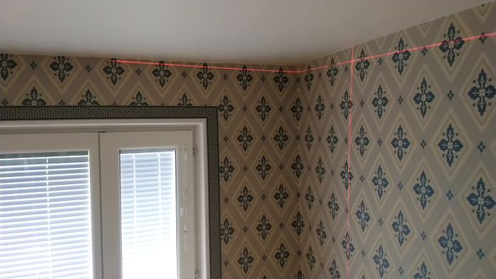 En guide till hur man bygger ett tak över ett fönster. Filmen visar hur man använder laser för att få exakta mått och placeringar i rummet. Perfekt för DIY-entusiaster som vill förbättra sitt hem med ett nytt projekt.