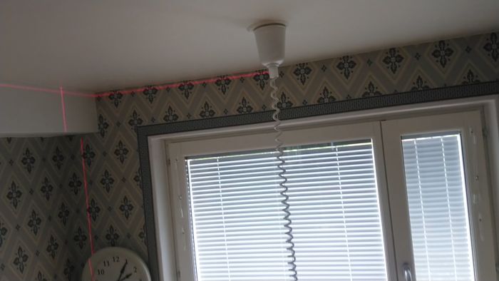 Kika på hur man smidigt installerar ett tak över ett fönster för att skydda mot väder och vind. Videon visar en praktisk lösning för förbättrad fönsterkonstruktion med hjälp av en laserlinje för exakt justering.