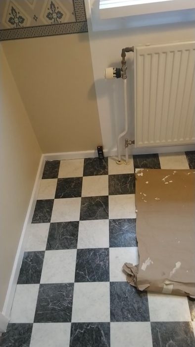 I denna video visas hur man mäter höjden från golv till olika punkter i ett rum. Kolla för praktiska tips och metoder för att säkerställa noggranna mått i dina bygg- eller renoveringsprojekt.