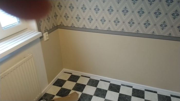 Upptäck hur en laserlinje används för att guidade arbetet med att sätta upp tapet och justera taket. Idealisk för precision vid renovering.