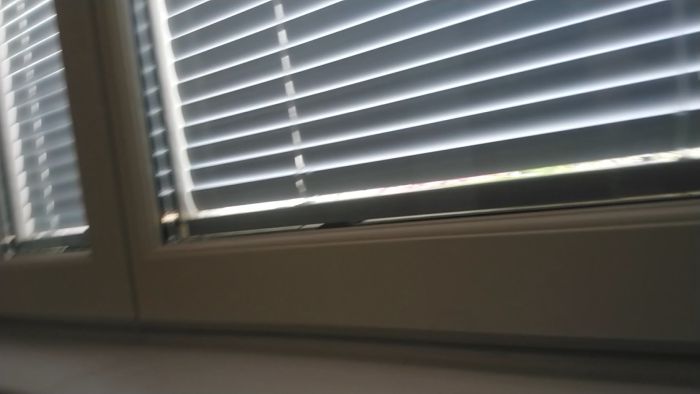 En snabb video som visar installationen av brädor ovanför ett fönster. Även om filmkvaliteten är något bristfällig, ger den en översikt över hur man kan gå tillväga vid denna typ av renoveringsprojekt.