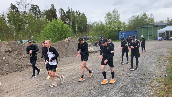 Se en mini backyard löpning där deltagarna trotsar blåst och regn. De kör 9 varv på banan innan de avslutar för dagen för att inte trötta ut sig. Perfekt inspiration för den som gillar utmanande träning i naturen.
