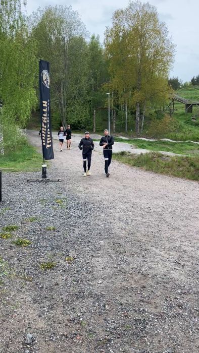 Se en grupp löpare trotsa vädret på en lokal mini backyard. Efter nio varv i blåst och regn bestämmer de sig för att avsluta innan det blir motigt. En inspirerande visning av uthållighet och beslutsamhet.