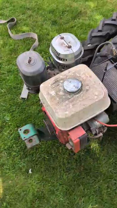 I denna film visas en IRUS U900 tvåhjulstraktor med en modernare Honda-motor och elstart. Perfekt för dig som överväger att investera i en praktisk och kraftfull traktor för dina bygg- och renoveringsprojekt.