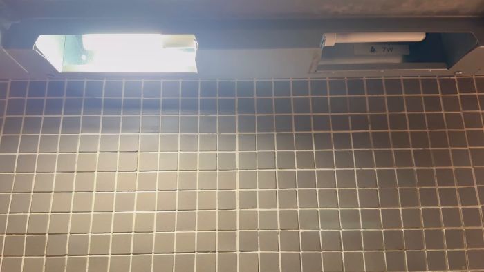 En problematik med byte av en trasig Osram dulux S 7W/827 kompaktlysrör mot en LED-ersättning visas i denna video. Den nya lampan blinkar och orsakar att den andra slutar lysa. Frågan diskuteras om LED-lampor är lämpliga som ersättning eller om det behövs samma modell som original.