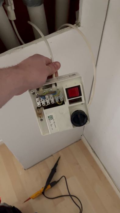 Nyinflyttad villaägare upptäcker problem med golvventilation. Trasig säkring och silvertejpade skarvar oroar. Funderar på att använda skarvmuffar och laga fläkten, men är osäker på fuktskador. Se video för råd och tips kring reparation.