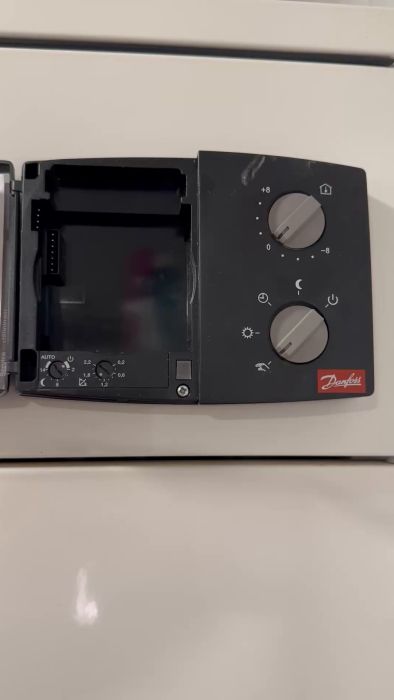 En video som visar ett problem med en Danfoss-regulator, där dioder blinkar snabbt i ett mönster. Frågan ställs om vad detta indikerar och hur det kan lösas. Tack ges till användaren Demmpa för support.