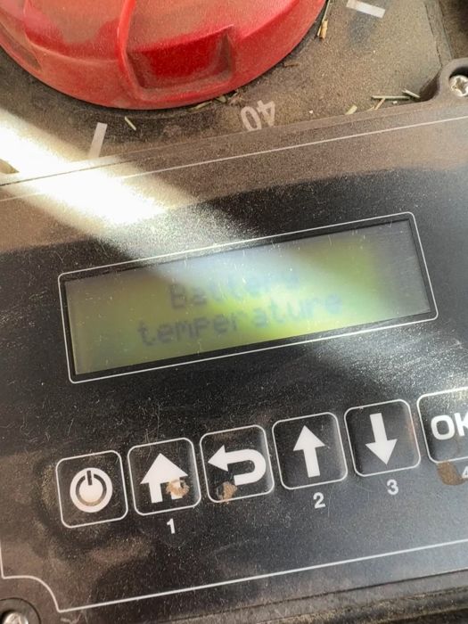 En enhet vägrar ladda på grund av onormal batteritemperatur. Trots kallt väder ska temperaturen tekniskt sett inte vara under noll enligt manualen. Se hur enheten beter sig och vad som kan göras för att lösa problemet.