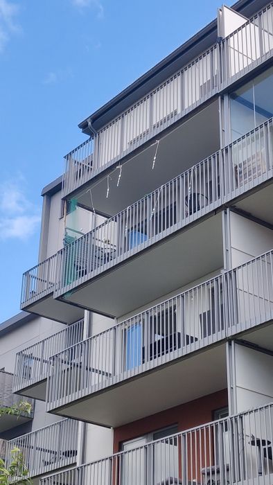 En frustrerad boende delar sina upplevelser av störande ljud från byggarbeten utomhus. Trots öronproppar blev natten sömnlös med ständigt klinkande och klankande. Se mer om hur byggprojekten påverkar livet inomhus.