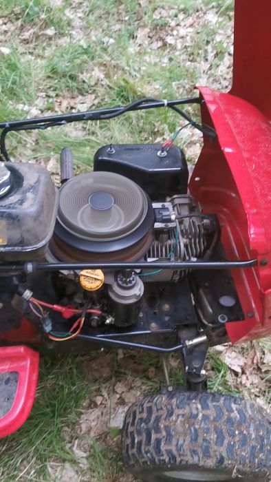 Se en video där en trädgårdstraktor MTD 125/96 från 2006 har problem med starten. Trots bytt startmotor slirar motorn och svänghjulet går knappt runt för hand. Söker tips om vad som kan göras för att lösa problemet.