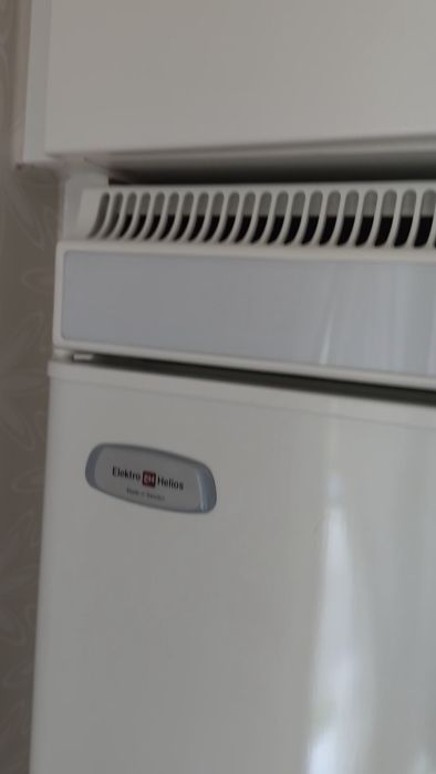 Överväger byte från Elektro Helios till Bosch KSV33VLEP/GSN33VLEP. Diskuterar anpassning av utrymme och ventilation med mått: bredd 60 cm och djup 66 cm. Frågar om användning av Bosch distans samt undvikande av snickerier för optimal installation.