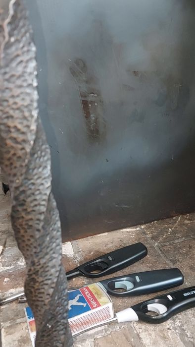 Upptäck hur du kan lösa problemet med röklukt och sotpartiklar som tränger in när du eldar i din kamin. Videon visar möjliga metoder för att täta runt röret, inklusive användning av stenull, för att säkerställa en tät och säker installation.