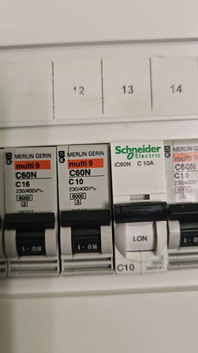 Upptäck vad som kan vara konstigt med dina säkringar. Denna video visar en närbild på säkringsboxen med fokus på märken som Merlin Gerin och Schneider Electric.