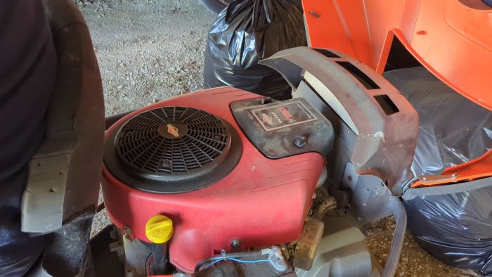 Video som visar startproblem med en 10 år gammal Husqvarna Rider R 214 TC. Trots byten av tändstift, filter och bränsle kvarstår problemet. Startmotorn drar men motorn startar inte. Vad kan vara orsaken? Tips för egen reparation söks då verkstadsbesök dröjer.