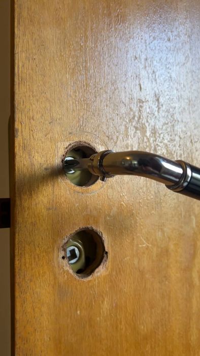 Videon visar ett problem med installationen av ett dörrhandtag. Ett verktyg används för att försöka justera eller fixa handtaget. Se hur installationen ser ut och vad som kan behöva åtgärdas.