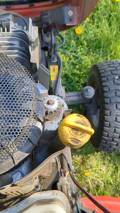 Se hur man felsöker en åkgräsklippare som inte startar efter vinteruppehållet. Trots service och reparation av förgasaren vill den inte gå igång. Startproblem trots bilbatterikablar och okänd tändstiftsstatus.