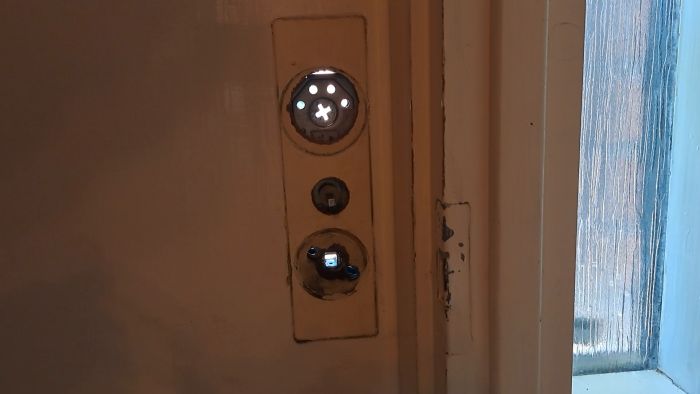 Upptäck hur man hanterar en gammal Assa-låskista med borttagna låscylindrar som gått i baklås. Filmen visar praktiska steg för att undvika att bryta upp dörren, vilket är viktigt för att bevara dörrens skick i äldre hus.