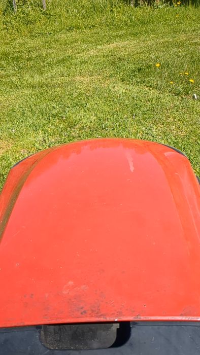 Se när gräsklipparen startas på plan mark men börjar gå ojämnt i uppförsbacke. Undersökning av om en uttöjd fjäder kan orsaka problemet. Motorn är en Briggs Stratton 31E777 2439 B1.