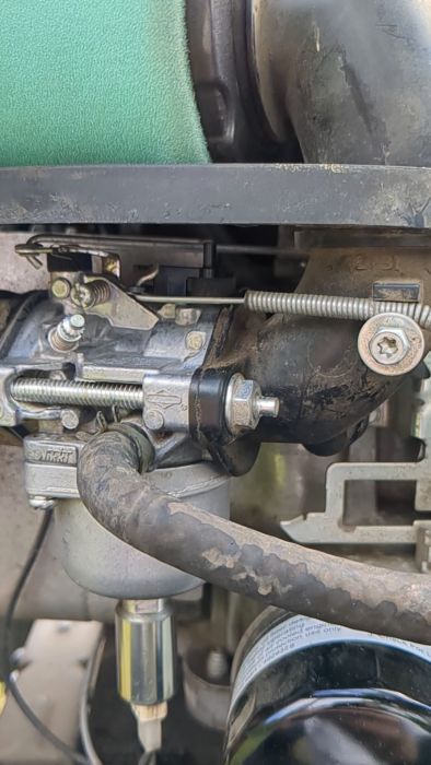 Se hur motorn startar på plan mark men stannar i uppförsbacke. Är en uttöjd fjäder orsaken? Motorn, en Briggs Stratton 31E777, visar ojämn gång i lutningar vilket antyder problem med regulatorn. Filmad demonstration av problemet med diskussion om möjliga lösningar.