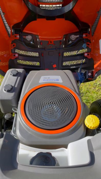 Se hur en 1 år gammal Husqvarna TS 138L gräsklippare kämpar med motorproblem. Problem uppstod efter tankning av ny bensin. Tidigare gick den dåligt efter 20 min, nu från start.