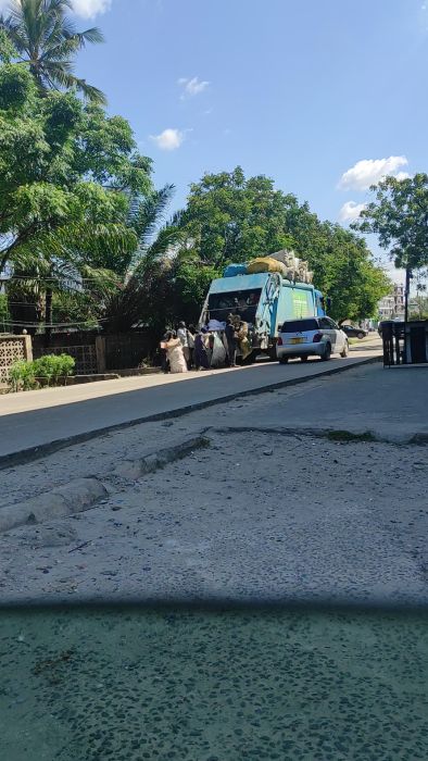 En video som visar källsortering och återvinning direkt vid sopbilen i Dar es Salaam. Täta avfallskärl sorteras och återvinns effektivt på platsen, vilket bidrar till en renare miljö och bättre avfallshantering.