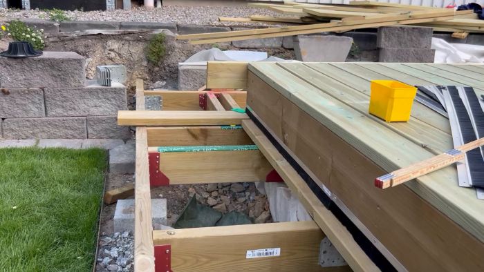 Utforska bygget av ett pooltak med borstlist och trall. Trots blött virke och tyngd är konstruktionen stabil. Se hur regnvattnet leds bort och den viktiga rollen av EPDM-duken. Ett projekt där detaljer som trappsteg och motoranslutning planeras noggrant.