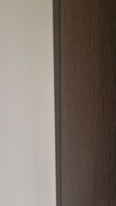 Videon visar ett hörnskåp i köket där en täckskiva är monterad med kortsidan utåt. Gångjärnen hanterar detta väl, vilket ger ett snyggare utseende. Perfekt lösning för köksrenoveringar med fokus på estetik och funktion.