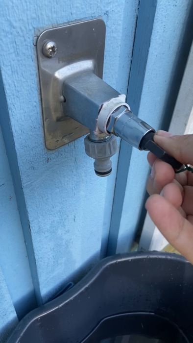 Upptäck hur kranen läcker när vattnet sätts på fullt. Se om du har en lösning eller idé på varför detta inträffar och hur man kan åtgärda problemet.