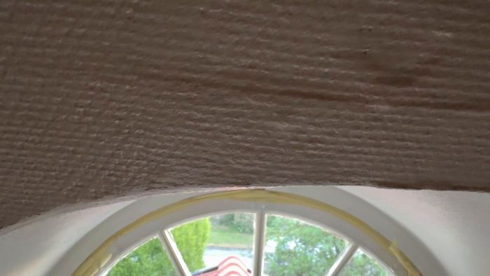 En villaägare upptäcker ett svagt knastrande ljud i väggen i sitt äldre badrum. Ljudet beskrivs likna knastret av eld och orsaken är okänd. Filmen fångar ljudet från insidan av badrummet, vilket väcker frågor om potentiella vattenskador och skadedjur.