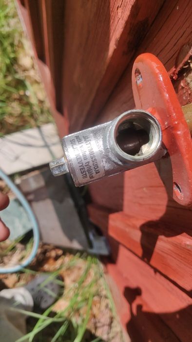 Upptäck hur du kan fixa en frostskyddad kran som inte stänger av ordentligt. Videon guidar dig genom att identifiera problem och möjliga åtgärder för renovering, inklusive att kontrollera spindeln.