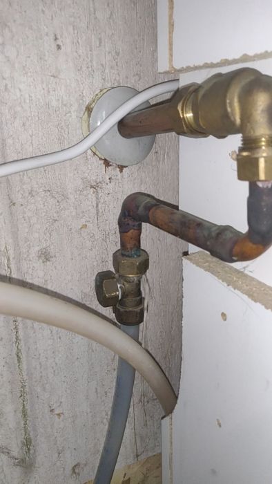 Upptäck hur en bilägare hanterar en frostskyddad kran som snurrar oändligt istället för att stängas. Diskussionen handlar om att lösa problemet och eventuell renovering av kranens spindel.