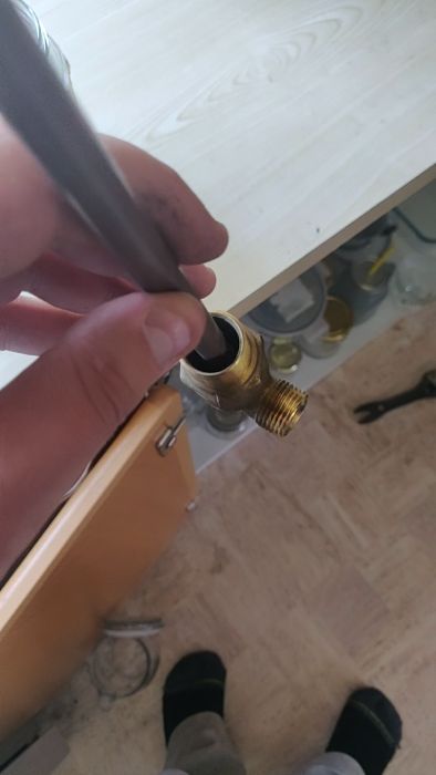 Upptäck hur du hanterar en kran med frostskydd som bara snurrar när du försöker stänga av den. Videon diskuterar möjliga åtgärder, som att reparera kranspindeln eller behovet av att byta ut komponenter för att återfå funktionaliteten.