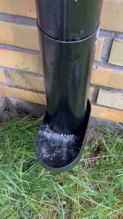 Videon visar ett stuprör som flödar över vid kraftigt regn. Diskutera lösningar och möjliga orsaker till problemet, såsom igensatta lövrens eller otillräcklig kapacitet. Dela tips för att förbättra vattenflödet och undvika översvämningar.