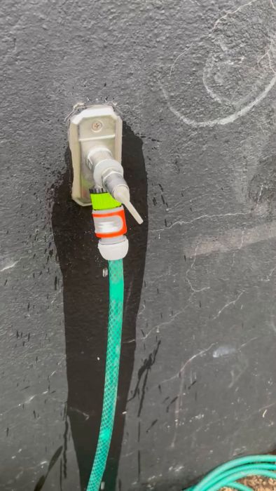 Se hur en vattenutkastare läcker och funderingar kring att byta ventilöverstycke. Behöver tips om hur man åtgärdar läckande vattenutkastare när länken till reservdelar inte fungerar längre.