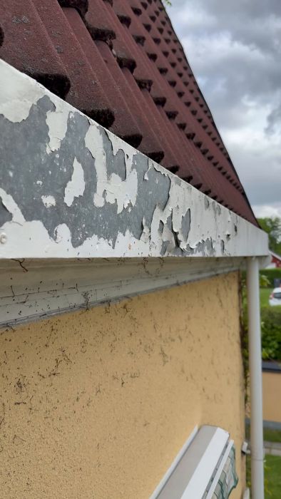 Följ med i processen att måla om hängrännor i plåt. Här skrapas löst sittande färg bort, ytan tvättas och målas med Alcro Pallad. Tips för att minska rost och förbättra vattenflödet fram till byte av tak och hängrännor inom 5-10 år.
