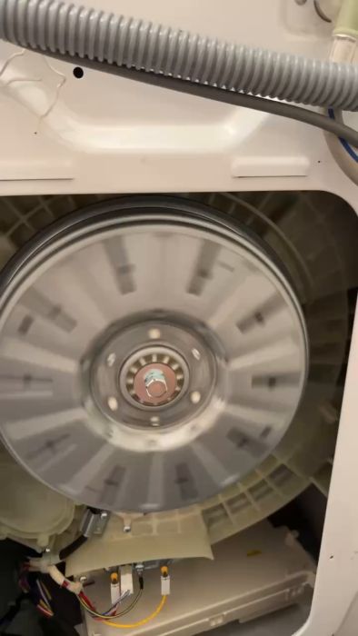 En titt på baksidan av maskindelen där centrumbulten och fästen visas tydligt. Perfekt för dig som vill förstå mer om konstruktionen och dess delar.