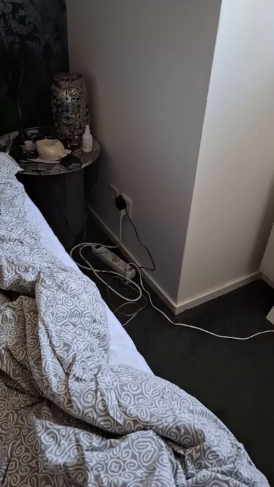 Utforska hur du bäst placerar en portabel AC i ett tight sovrum med begränsat utrymme. Diskutera den minsta nödvändiga avståndet från möbler och hur viktigt det är att prioritera fri yta framför enheten för optimal prestanda.