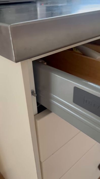 Se hur vi installerar D006SNG-gångjärn med hjälp av en borr-guide för raka hål. Upptäck varför två gångjärn per lucka gav det bästa resultatet. Perfekt lösning för att justera dörrens passform i olika 'mjukheter'.